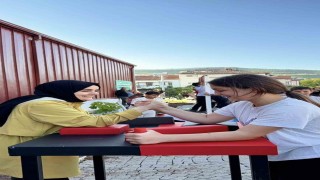 Kaymakam Kılıç çocuklarla bilek güreşi yaptı