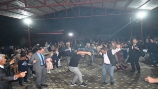 Kaymakam Türker, piste çıkıp yeni evlenen çiftin mutluluğuna ortak oldu