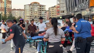 Kayseride AVM önünde bıçaklı kavga: 1 yaralı