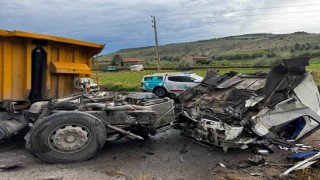 Kayseride hafriyat kamyonu ile lokomotif çarpıştı: 2 yaralı