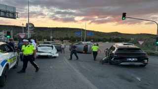 Kayseride otomobil trafik ışıklarında bekleyen 4 araca çarptı: 4 yaralı