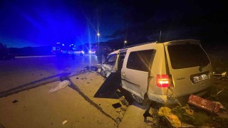 Kayseride otomobille hafif ticari araç çarpıştı: 1 ölü, 6 yaralı