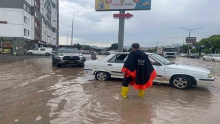 Kayseride yağışta araçlarıyla mahsur kalan vatandaşlar kurtarıldı