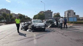 Kayseride zincirleme kazada otomobil kağıt gibi ezildi: 5 yaralı