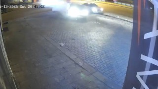 Kaza anı kamerada: İş yerine çarpmaktan son anda kurtuldu