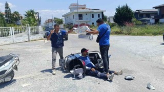 Kaza yapan mesai arkadaşlarını güneşten korumaya çalıştılar