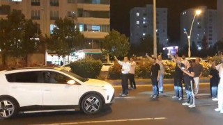 Kazada kaybettikleri yakınları için yolu kısa süreliğine ulaşıma kapattılar