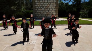 Kazak Türklerinin geleneksel yöresel kıyafetleri ile ünlü Kartal Dansını sahnelediler
