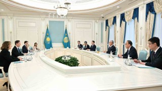 Kazakistan Cumhurbaşkanı Tokayev, Trumpın Güney ve Orta Asya Özel Temsilcisi Goru kabul etti