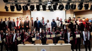KBÜ'de Filistinli öğrenciler mezuniyet sevinci yaşadı