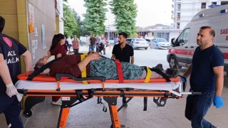 Kiraz toplamak için çıktığı ağaçtan düşerek yaralandı