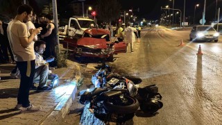 Kırmızı ışık ihlali felaket getirdi: Otomobilin çarptığı motosikletli ağır yaralandı