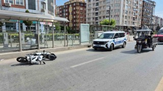 Kırmızı ışık ihlali yapan motosiklet yayaya çarptı: 2 yaralı