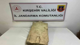 Kırşehirde Roma dönemine ait mezar taşı ele geçirildi