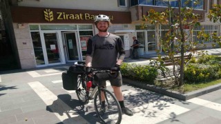 Kız arkadaşından ayrılınca dünya turuna çıkan genç gezgin bir yılda 8 bin kilometre pedal çevirdi