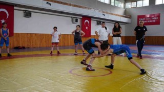 Kız çocuklarının güreş hayali Nesrin Başla büyüyor