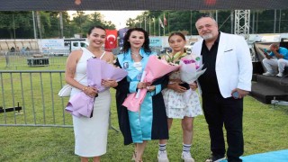Kızının kanseri yendiği gün üniversiteden dereceyle mezun oldu