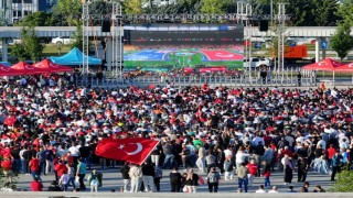 Kocaelide binlerce kişi milli maçı dev ekranda izledi