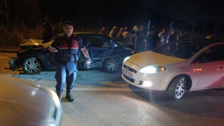 Kocaelide direğe çarpan otomobile arkadan gelen başka bir araç çarptı: 1 ölü