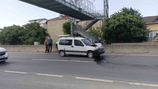 Kocaelide hafif ticari araç otomobile çarptı: 2 yaralı