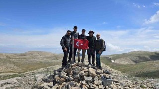 Komşu iki il zirvede birleşti, en yüksek yere Türk bayrağı dikti