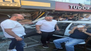 Kontrol çıkan otomobil iki iş yerine çarptı: 1 yaralı