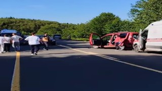 Kontrolden çıkan araç, park halindeki araca çarptı: 3 yaralı