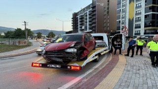 Kontrolden çıkan araç tabelaya çarptı: Sürücü yaralandı