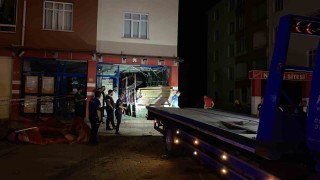 Kontrolden çıkan kamyon markete girdi: 1 ağır yaralı