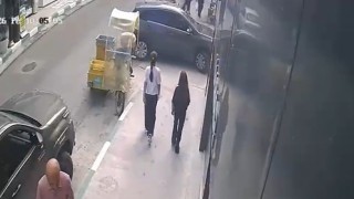 Kontrolden çıkan otomobil duvara çarparak durdu