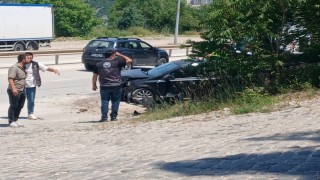 Kontrolden çıkan otomobil kaza yaptı, 2 kişi yaralandı