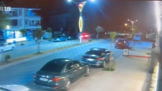Kontrolden çıkan otomobil park halindeki araçlara çarptı: O anlar kamerada