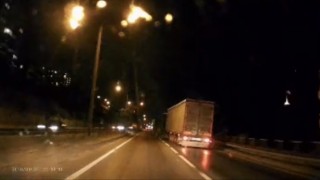 Kontrolden çıkan tır makasladı... O anlar kamerada