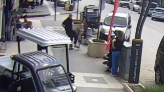 Köpeğine saldıran kediye tekme attı, o anlar kameraya yansıdı
