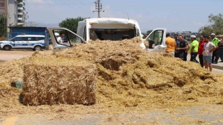Köprüye takılan saman balyaları kamyonetin üzerine devrildi: 1 yaralı