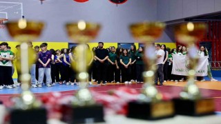 Körfezde liseler arası voleybol turnuvasının şampiyonları kupalarını aldı