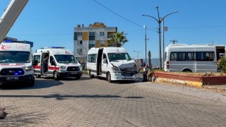 Köşkte okul servisleri ile otomobil çarpıştı: 6 yaralı