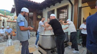 Kosovada Osmanlı mirası tekkede aşure kazanları kaynatıldı