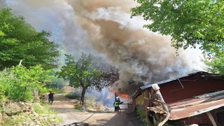 Kozanda yayla evindeki yangın ormana sıçradı, ekipler müdahale ediyor