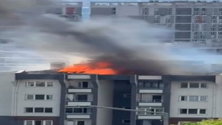 Küçükçekmecede 11 katlı binanın çatısında çıkan yangında can pazarı yaşandı