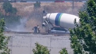 Küçükçekmecede alev alev yanan motosikleti yoldan geçen mikser sürücüsü söndürdü