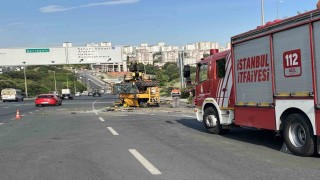 Küçükçekmecede iş makinesini taşıyan çekici devrildi, sürücü hayatını kaybetti
