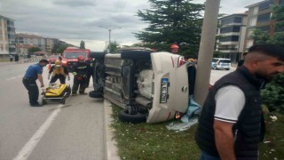 Kuluda otomobil refüje çıkarak yan yattı: 1 yaralı
