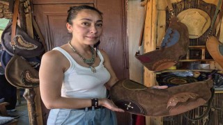 Kurumsal iş hayatını geride bıraktı, deri ve ahşabı kendi tarzıyla birleştirdi