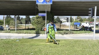 Kuşadasında yeşil alanlar bakıma alındı