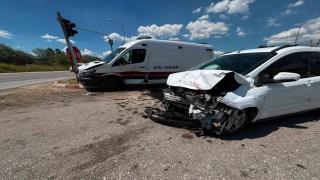 Kütahyada ambulans hafif ticari araçla çarpıştı: 7 yaralı