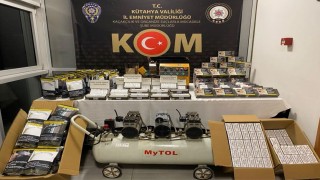 Kütahyada kaçakçılığa darbe, binlerce makaron ve kaçak telefon ele geçirildi
