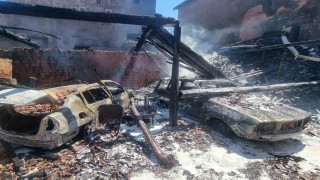 Kütahyada korkutan yangın: 3 ev hasar gördü, 2 araç küle döndü