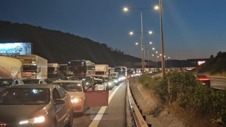 Kuzey Marmara Otoyolunda kamyonun çarptığı tabela devrildi: Trafik yoğunluğu oluştu