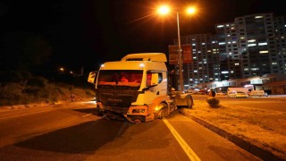 Lastiği patlayan tır, önce su kanalına sonra refüje çarptı: 1 yaralı